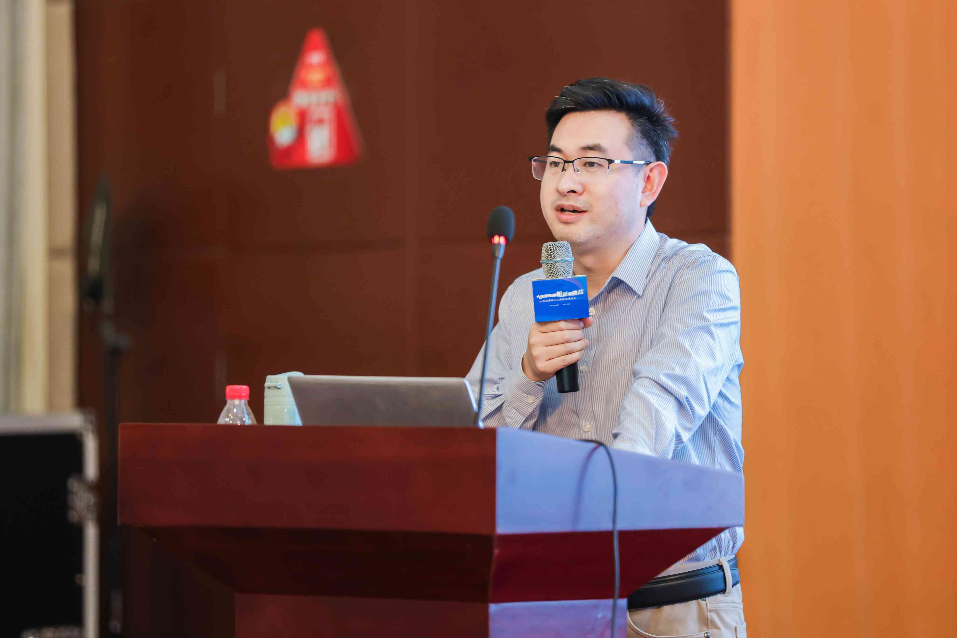 AI课程简介：探索人工智能基础、应用前景及学路径