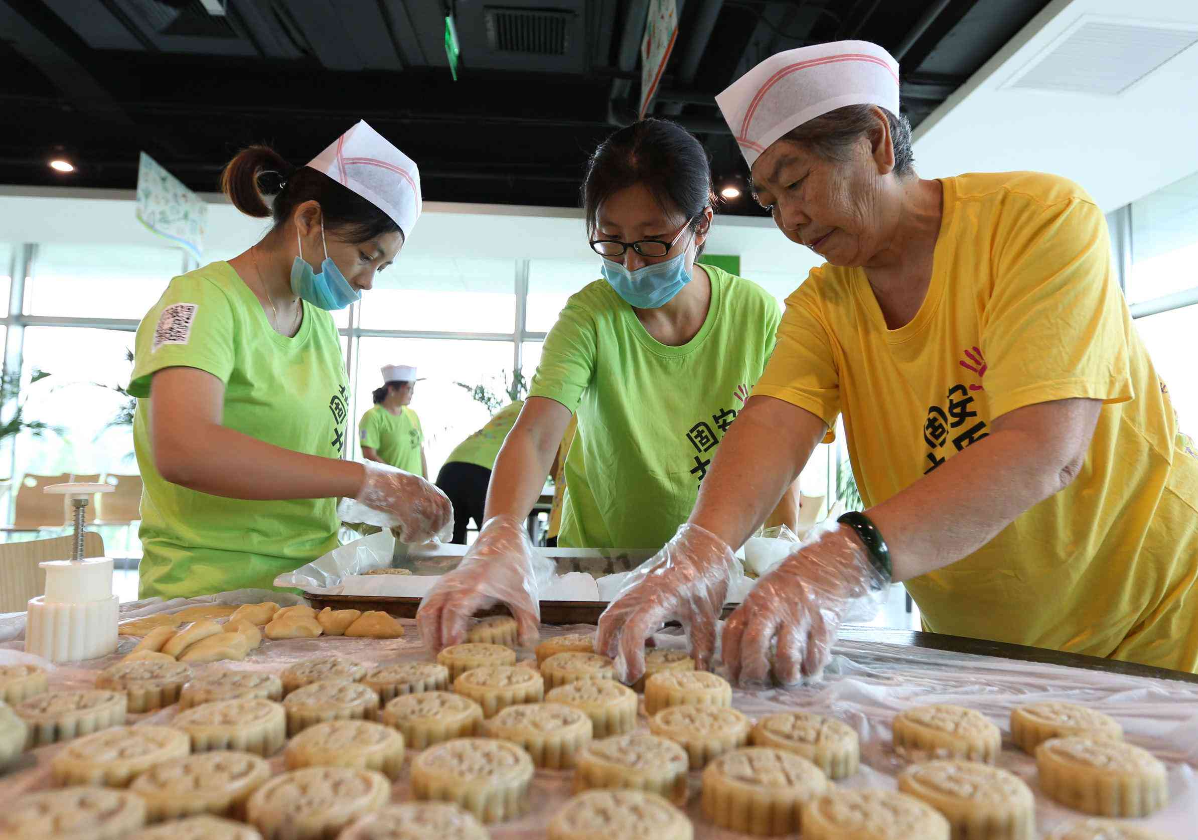 广告创新风味月饼大揭秘：独具匠心的中秋佳节美食攻略！