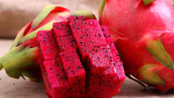 全面解析火龙果（Pitaya）：种植、营养、食谱与健益处指南