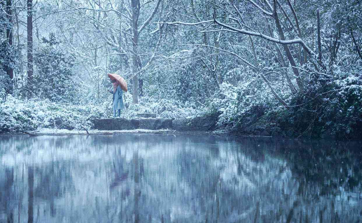 冬日雪地里的纯净世界：如何让人通过文案仿佛置身唯美雪景中