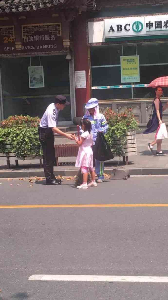 衣服小女孩现踪：揭秘所在小区及其周边环境特征