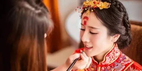 梦幻新娘妆容定制：专业化妆师打造独特婚礼美妆文案