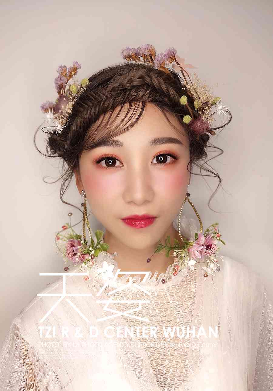 化妆师晒出新娘妆容及浪漫爱情文案：揭秘婚礼当天完美造型与爱情故事