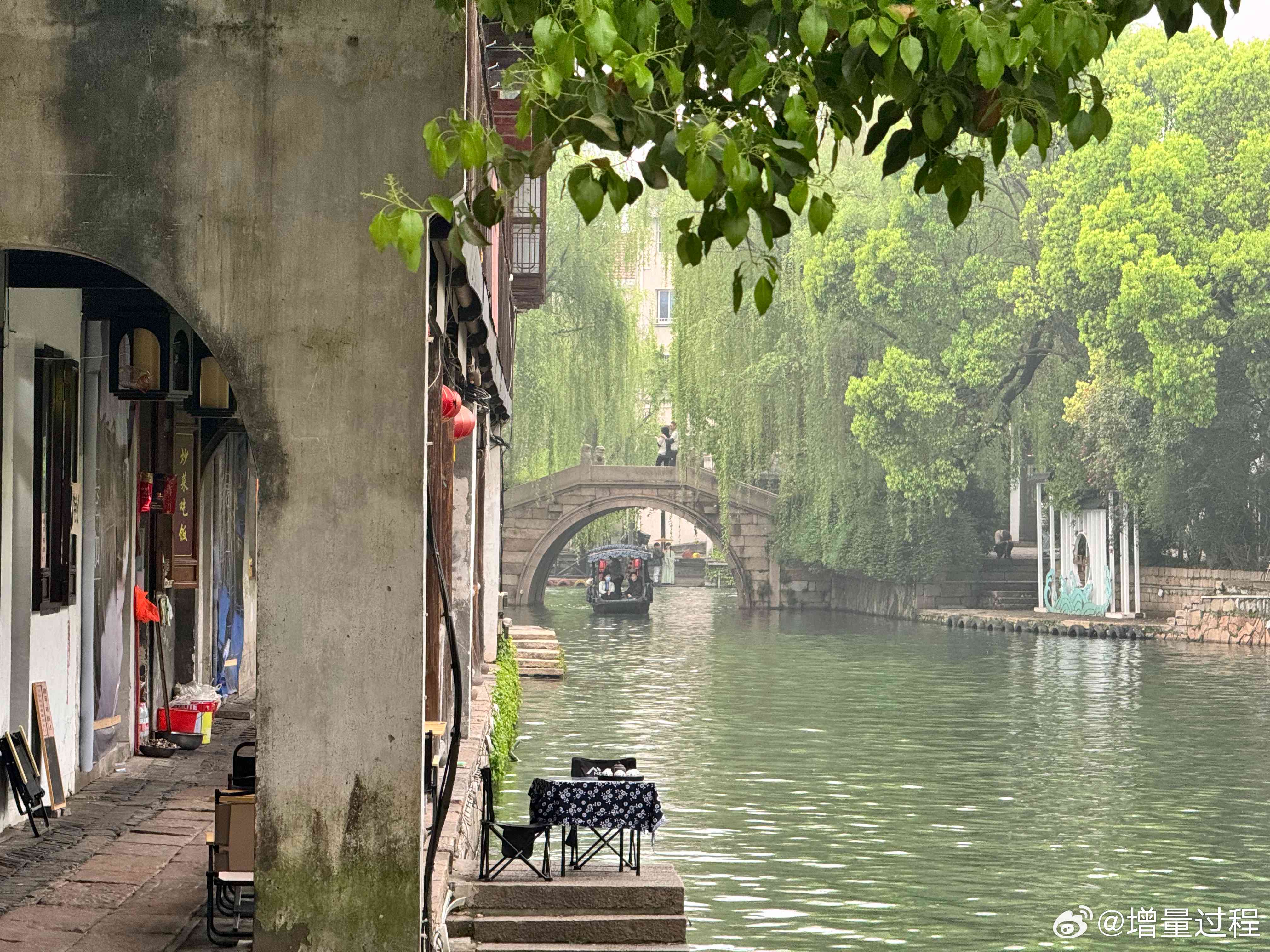 烟雨江南：探寻水乡小镇的韵味美文