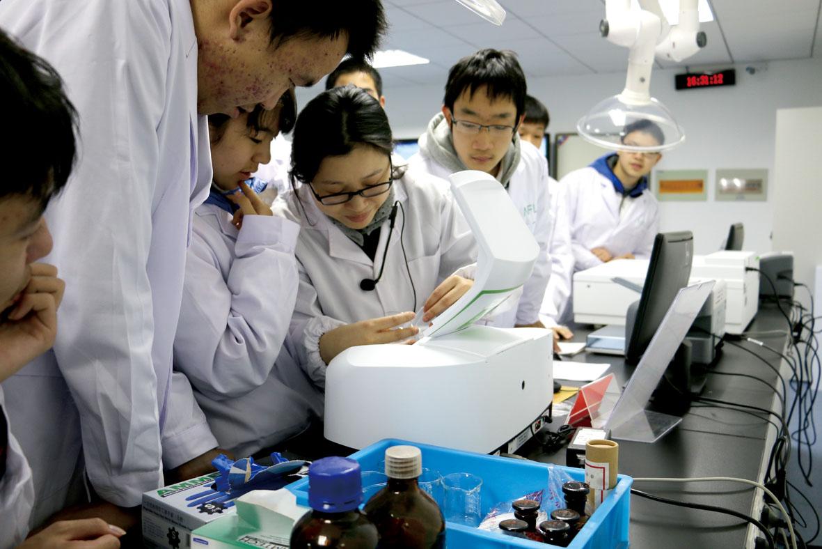 免费英语论文写作AI软件精选：全面推荐与指南，助你高效完成学术任务