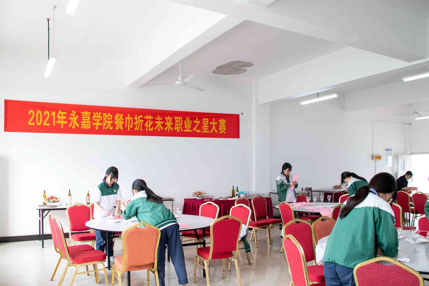 深入了解文案编辑职业：全面解析从事文案编辑工作的利与弊及未来发展前景