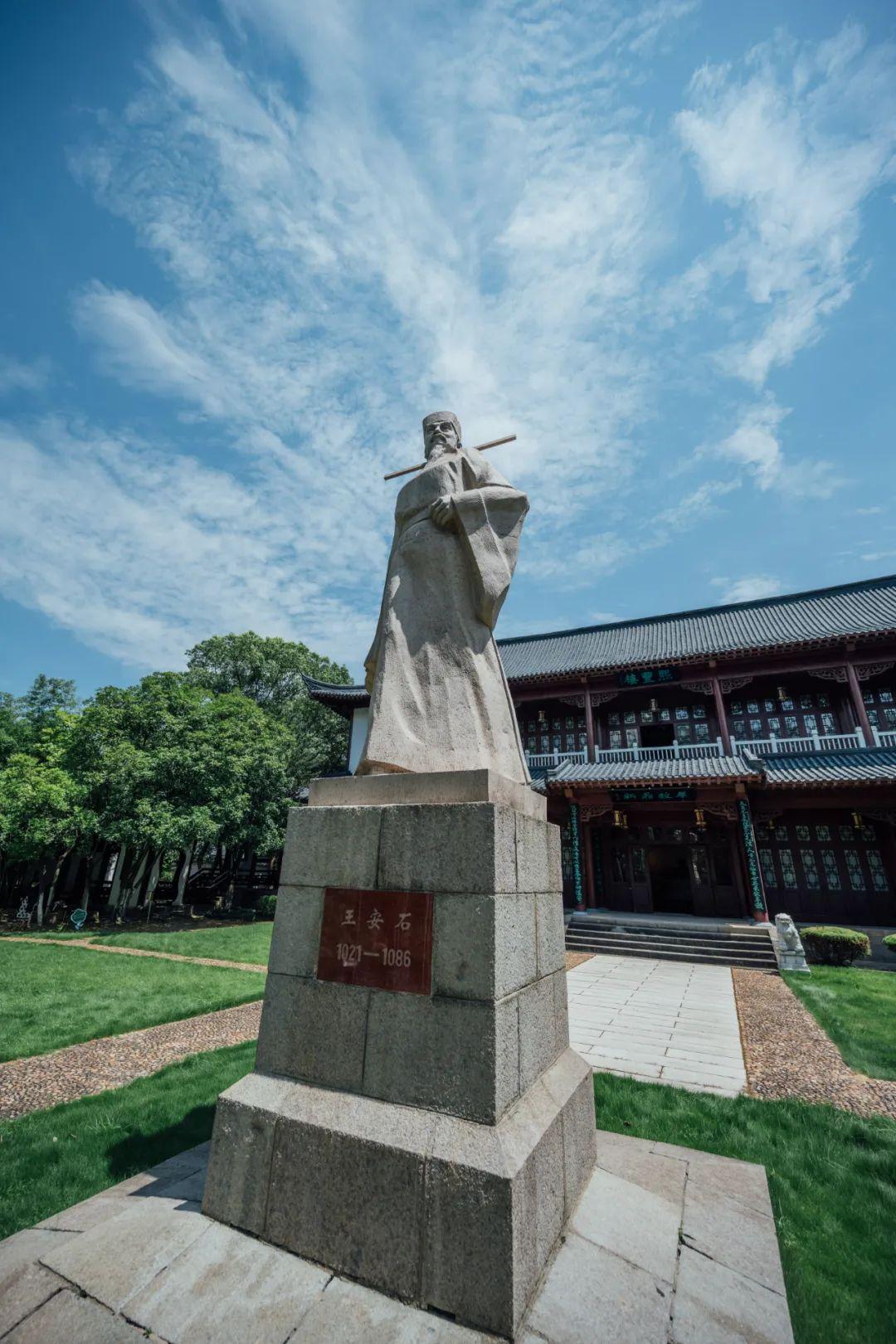 探索莎士比亚的创作艺术：风格、技巧与影响下的文学成就解析