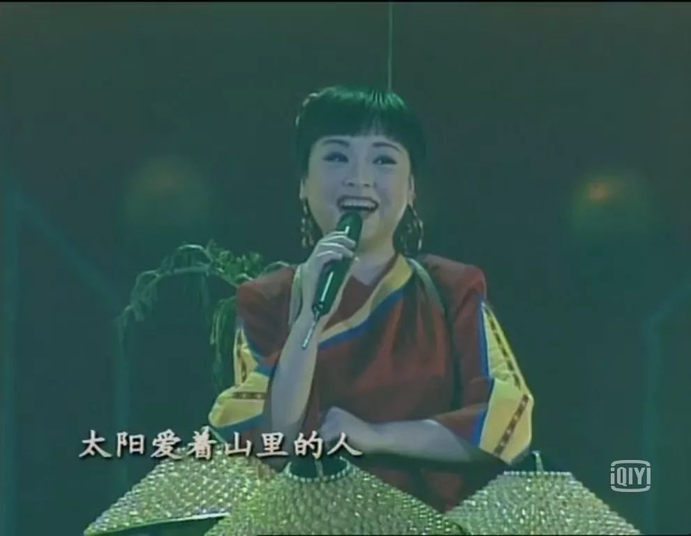 童锦程唱歌现场版：女孩都爱的小二发给小田三板斧现场演唱