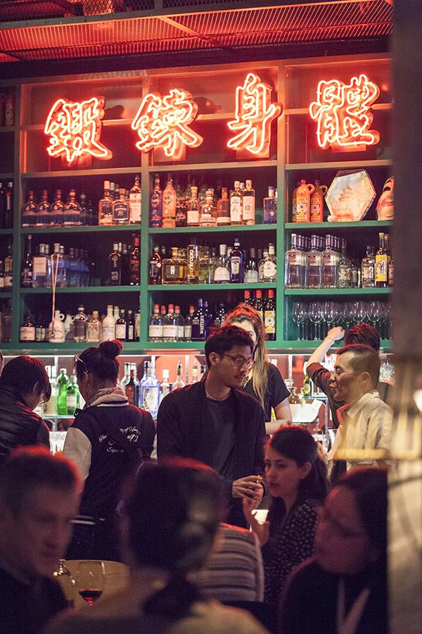 霓虹灯创意文案：短句与简短精彩霓虹灯文案