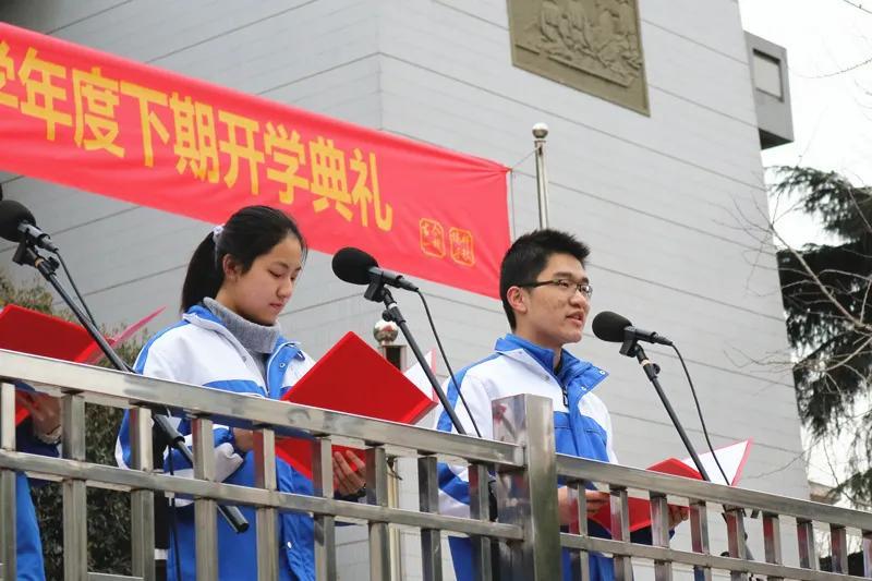 双节同庆，中秋国庆特别献词：团圆与辉煌的礼赞 nn不过，涓