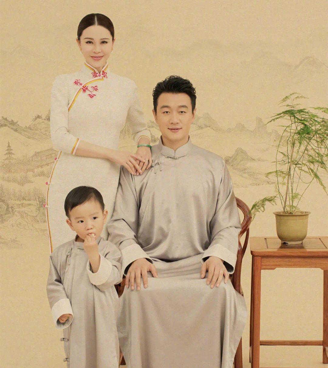 旗袍艺术照文案描述：简约时尚，展现东方韵味