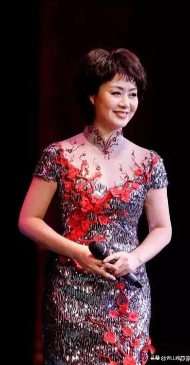 旗袍艺术照文案描述：简约时尚，展现东方韵味
