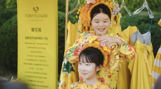 簪花的文化意义与寓意详解：历史背景、象征含义及现代应用