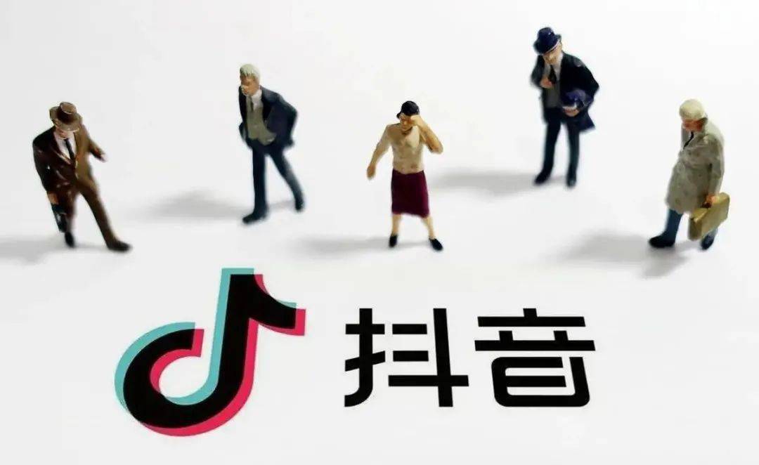 抖音上绘画创作者的身份定位与多元角色解析