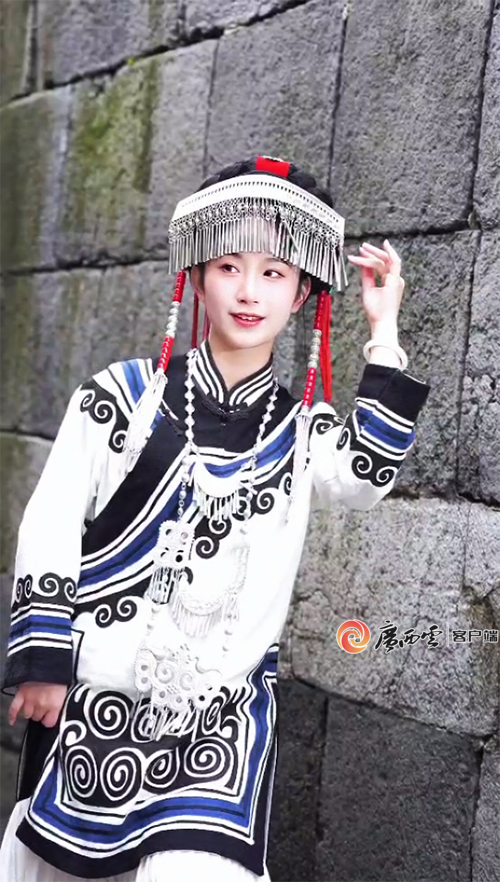 彝族服饰分享：朋友圈简单文案推荐