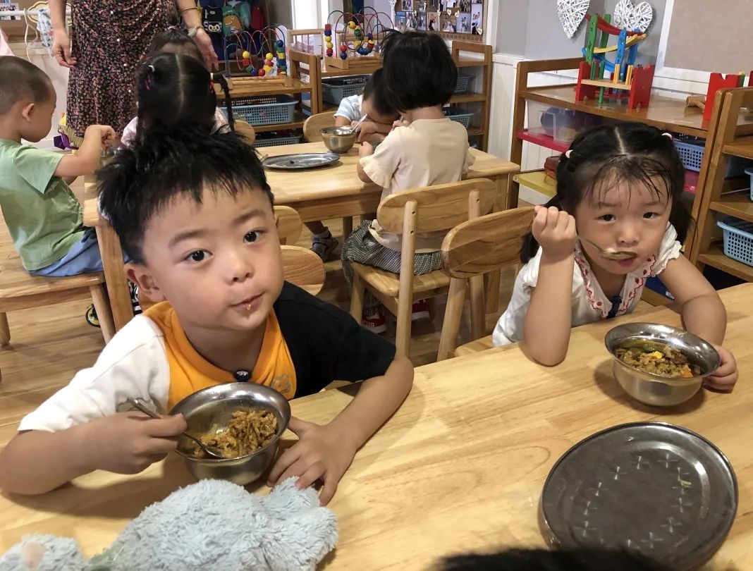 探索幼儿园萌娃的日常生活：从趣事到成长点滴