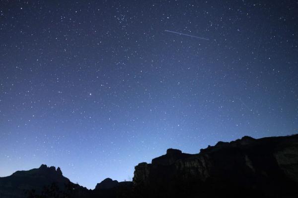 如何使用AI绘制流星雨夜空效果：一步步指南与技巧