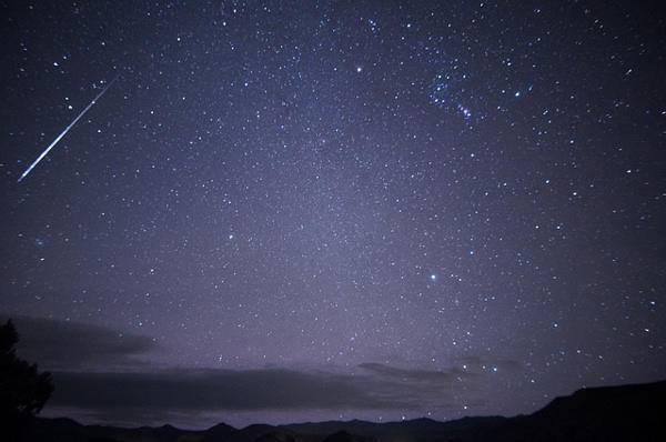 如何使用AI绘制流星雨夜空效果：一步步指南与技巧